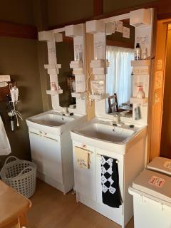 二段ベッドの宿青と白 - 1