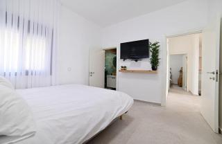 אחוזת סנטוריני - וילה מהממת עם בריכה וג'קוזי בעין יעקב - 4