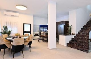 אחוזת סנטוריני - וילה מהממת עם בריכה וג'קוזי בעין יעקב - 5