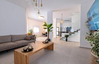 אחוזת סנטוריני - וילה מהממת עם בריכה וג'קוזי בעין יעקב - 0