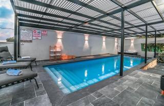 אחוזת סנטוריני - וילה מהממת עם בריכה וג'קוזי בעין יעקב - 9