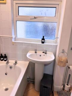 House for 8 in Gillingham close to train station with free parking - 4