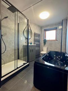 Boutique Spa apartment with Balcony & River Views - 9