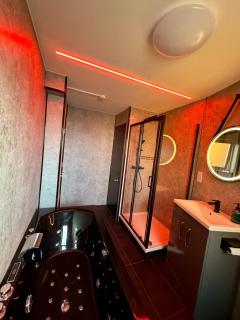 Boutique Spa apartment with Balcony & River Views - 4