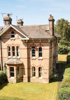 Large 2 bedroom town centre flat with free parking - 0