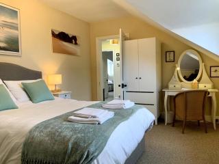 Large 2 bedroom town centre flat with free parking - 7