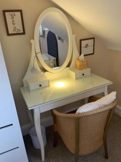 Large 2 bedroom town centre flat with free parking - 8