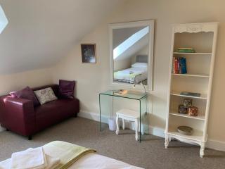 Large 2 bedroom town centre flat with free parking - 3