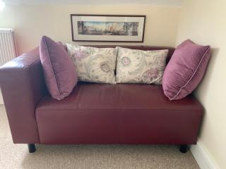 Large 2 bedroom town centre flat with free parking - 2