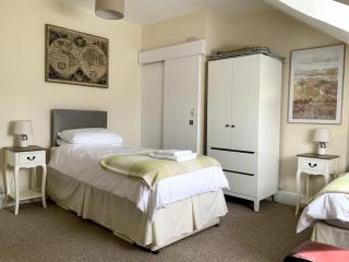 Large 2 bedroom town centre flat with free parking - 4