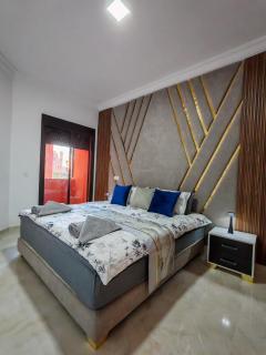 Elegant Apartment with King-Size Bed, Premium Amenities, 5 Pools & Free Parking - 0