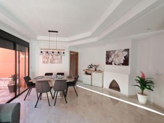 Elegant Apartment with King-Size Bed, Premium Amenities, 5 Pools & Free Parking - 3