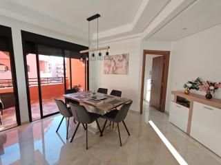 Elegant Apartment with King-Size Bed, Premium Amenities, 5 Pools & Free Parking - 4