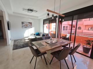 Elegant Apartment with King-Size Bed, Premium Amenities, 5 Pools & Free Parking - 1