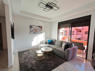 Elegant Apartment with King-Size Bed, Premium Amenities, 5 Pools & Free Parking - 2