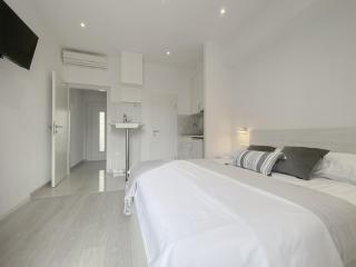 Paladin Studio Apartments - 4