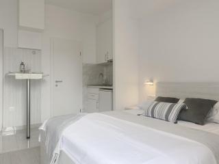 Paladin Studio Apartments - 1