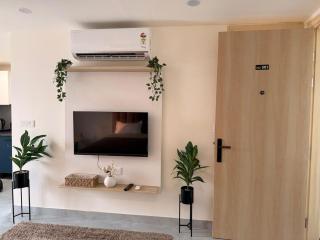 Cozy Studio with Private Terrace & Golf Course View Road - 9