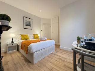 Elegant 2BD Apartment, Steps from Oxford Street - 8