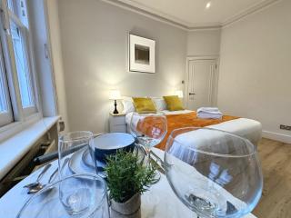 Elegant 2BD Apartment, Steps from Oxford Street - 0