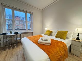 Elegant 2BD Apartment, Steps from Oxford Street - 7