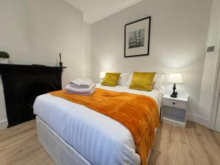 Elegant 2BD Apartment, Steps from Oxford Street - 6