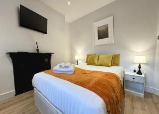 Elegant 2BD Apartment, Steps from Oxford Street - 5