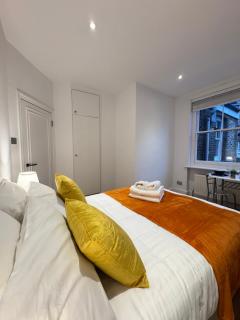 Elegant 2BD Apartment, Steps from Oxford Street - 3