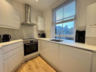 Elegant 2BD Apartment, Steps from Oxford Street - 2