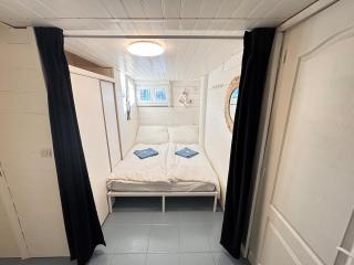 Large barge, unique and atypical, parking, EVSE - 7