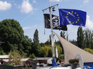 Large barge, unique and atypical, parking, EVSE - 4