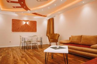 Greenside Apartment 6 - 8