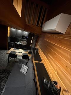 Himos Tomba, Areenan alue - 9