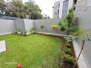 Ultra modern 3 bedroom garden apartment - 9