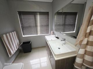 Ultra modern 3 bedroom garden apartment - 4