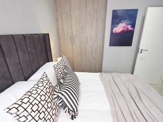 Ultra modern 3 bedroom garden apartment - 2