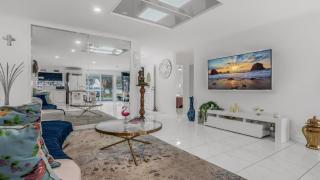 The Luxe Waterfront - 8