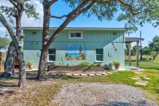 Private Retreat Hot Tub BBQ Grill Yard - 6