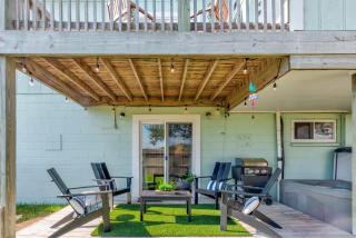 Private Retreat Hot Tub BBQ Grill Yard - 4