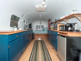 Sleek Retro Airstream Rental for Glamping for Two near Downtown Austin - 9