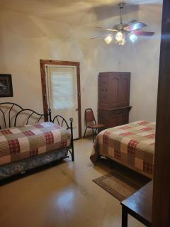 Spacious Cabin Rental for Large Groups near Onondaga Cave State Park in Missouri - 2