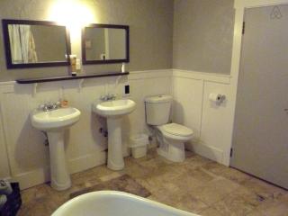 Rustic Cabin Rental in a Wild Meadow near Crater Lake National Park, Oregon - 6