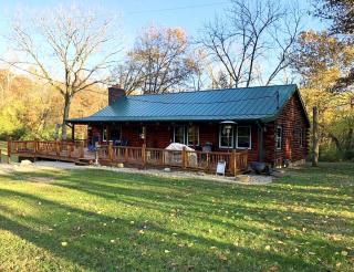 Charming Log Cabin Getaway with Private Hot Tub near Decatur, Illinois - 8