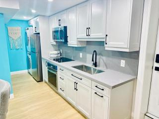 Modern 2BR suite Kitchen Workspace Laundry - 8