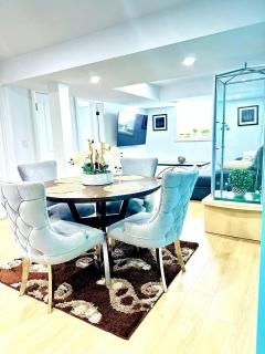 Modern 2BR suite Kitchen Workspace Laundry - 7