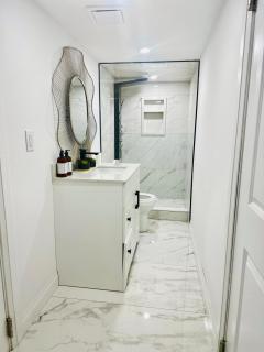 Modern 2BR suite Kitchen Workspace Laundry - 2