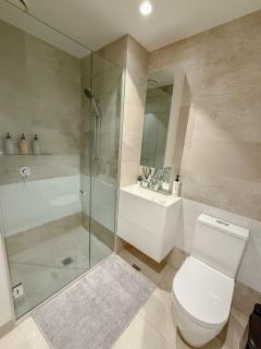 Urban Oasis Retreat 2BR 2Bath - Free Parking - 7