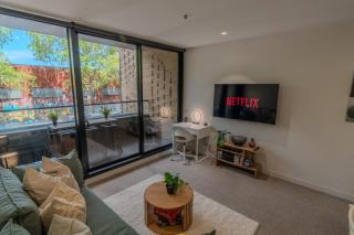 Urban Oasis Retreat 2BR 2Bath - Free Parking - 8