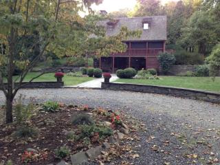 Romantic Year-Round Cabin Getaway with Free Wi-Fi in Saugerties, New York - 9