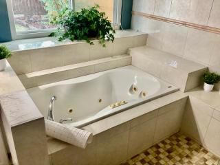 Cozy Maple House w-Private Jacuzzi Near IAH - 2